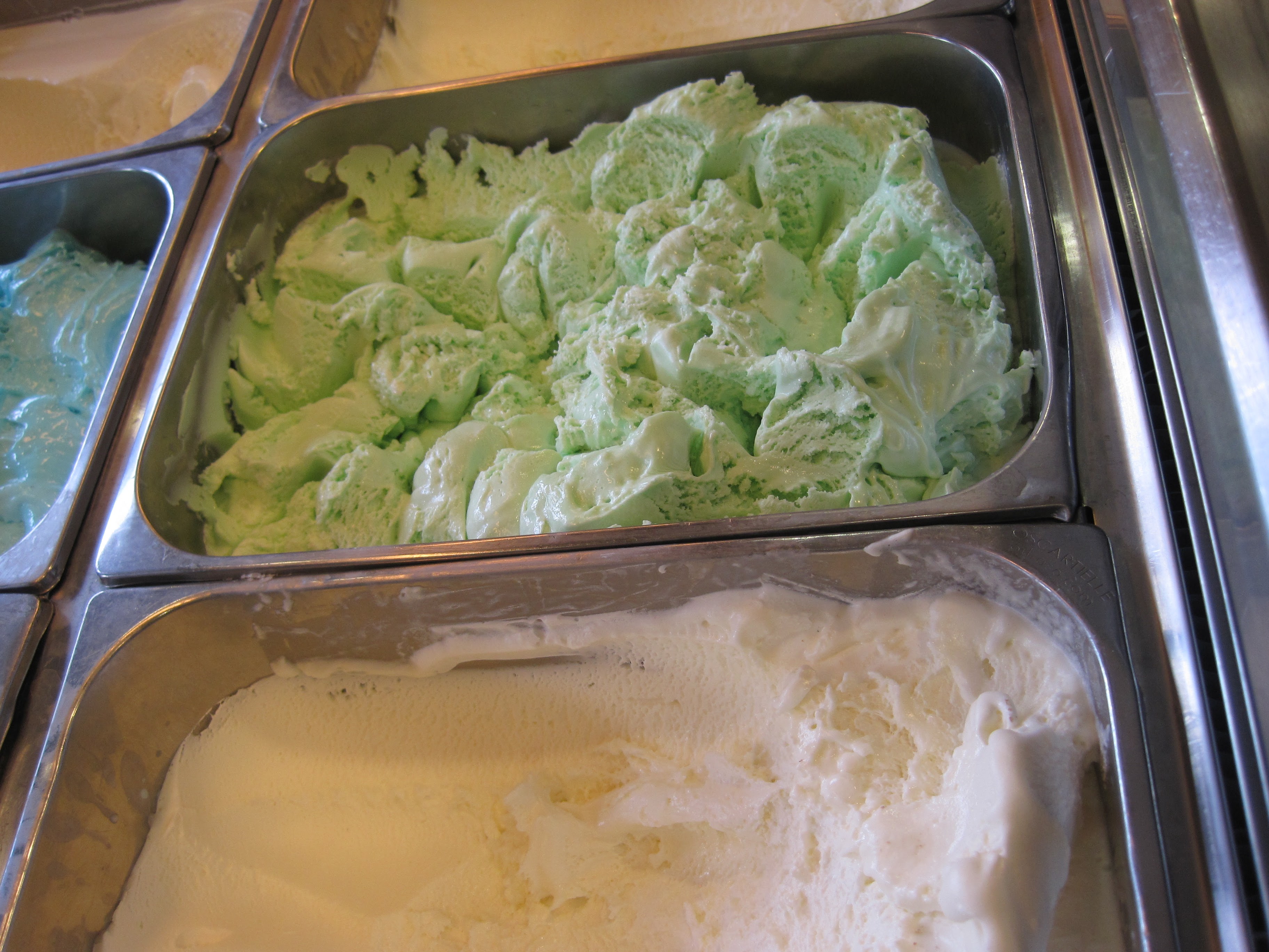 Mint and vanilla ice cream display